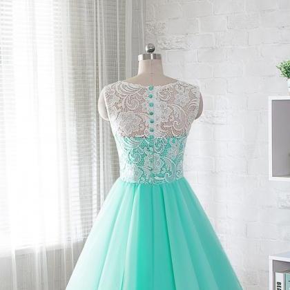 Scoop Neck Above Knee Mini Tulle Homecoming Dress..