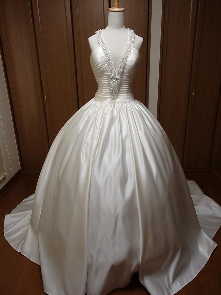 Spaghetti Straps Ball Gown White Satin Wedding Dress Beaded Floor Length Bridal Gowns